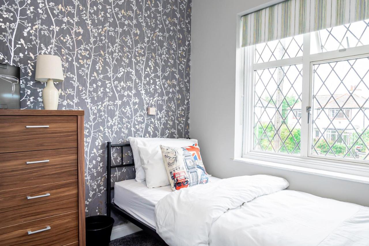 Stunning Place, Close To Windsor & Heathrow & Private Parking เบอร์แนม ภายนอก รูปภาพ