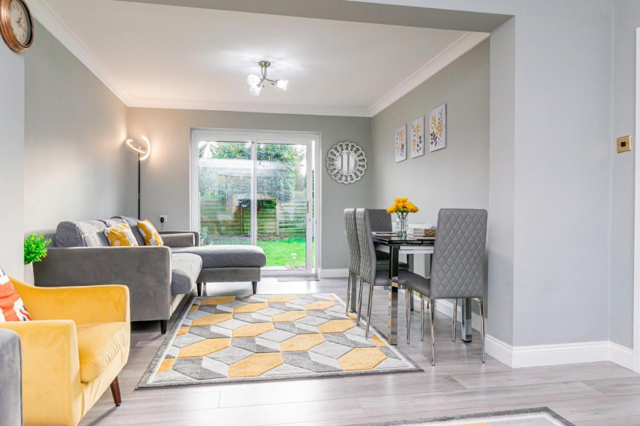 Stunning Place, Close To Windsor & Heathrow & Private Parking เบอร์แนม ภายนอก รูปภาพ