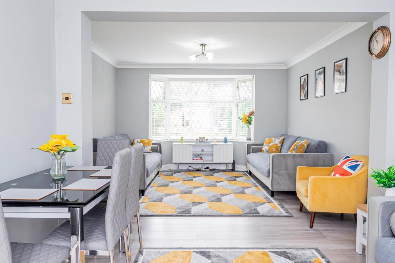 Stunning Place, Close To Windsor & Heathrow & Private Parking เบอร์แนม ภายนอก รูปภาพ